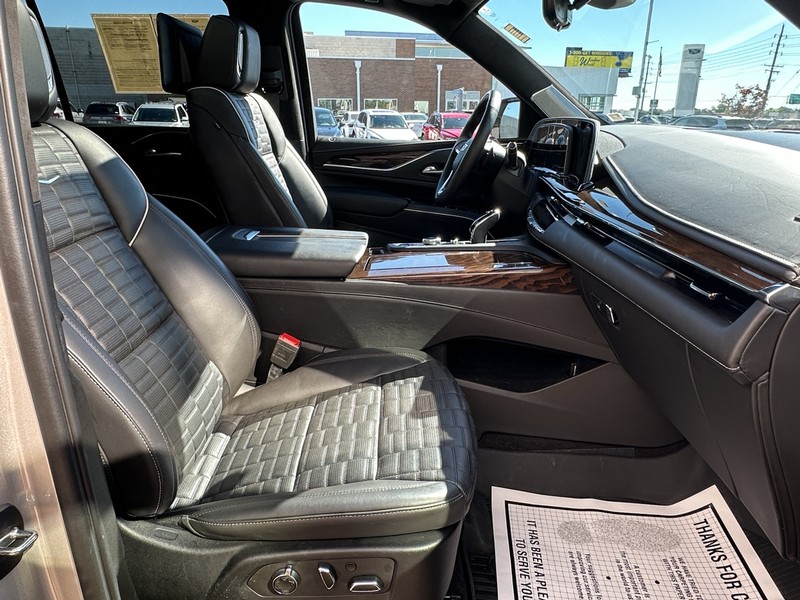 Cadillac Escalade ESV Vehicle Full-screen Gallery Image 15