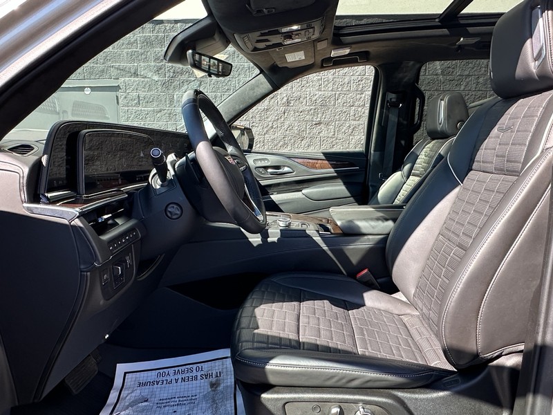 Cadillac Escalade ESV Vehicle Full-screen Gallery Image 16