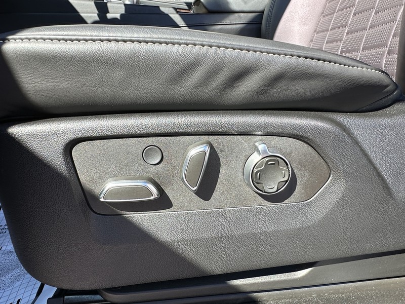 Cadillac Escalade ESV Vehicle Full-screen Gallery Image 17