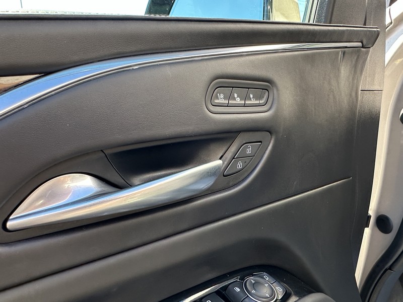 Cadillac Escalade ESV Vehicle Full-screen Gallery Image 18