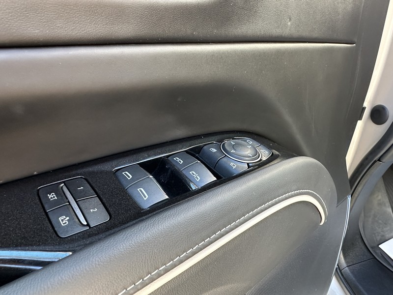 Cadillac Escalade ESV Vehicle Full-screen Gallery Image 19