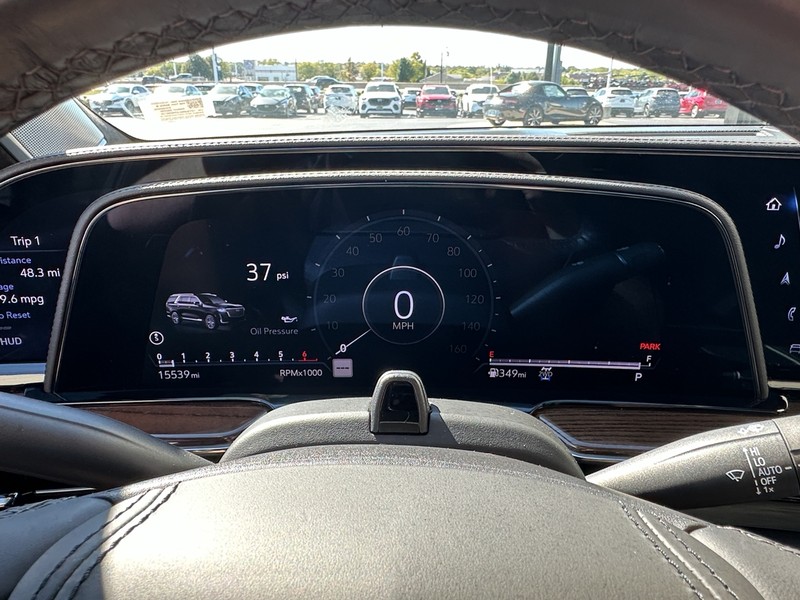 Cadillac Escalade ESV Vehicle Full-screen Gallery Image 23