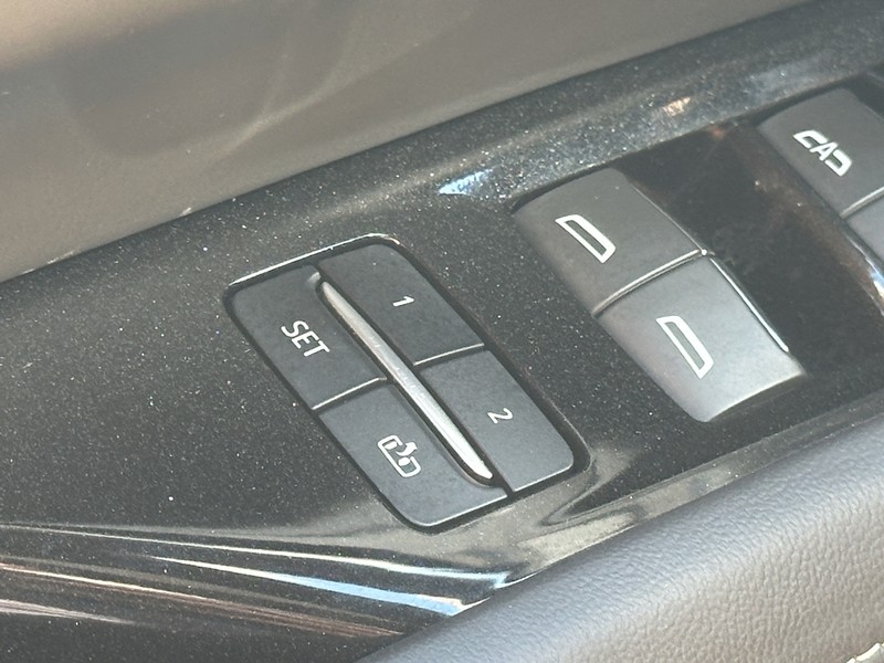 Cadillac Escalade ESV Vehicle Full-screen Gallery Image 24