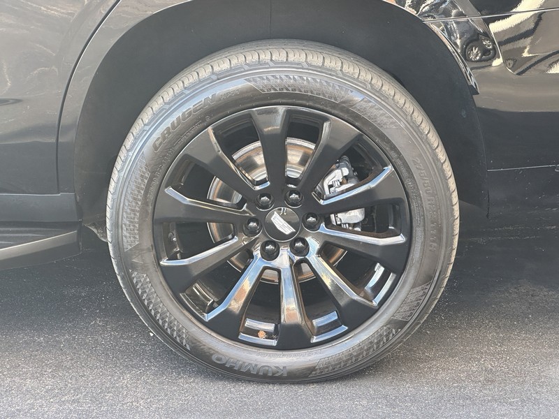 Cadillac Escalade Vehicle Full-screen Gallery Image 05