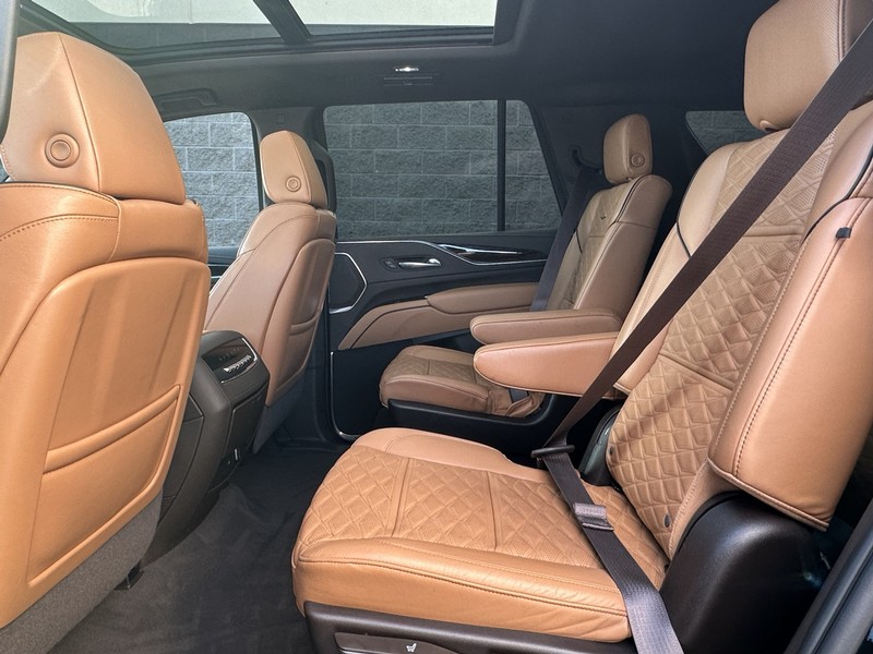 Cadillac Escalade Vehicle Full-screen Gallery Image 06