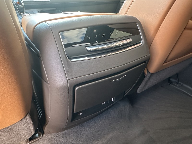 Cadillac Escalade Vehicle Full-screen Gallery Image 07