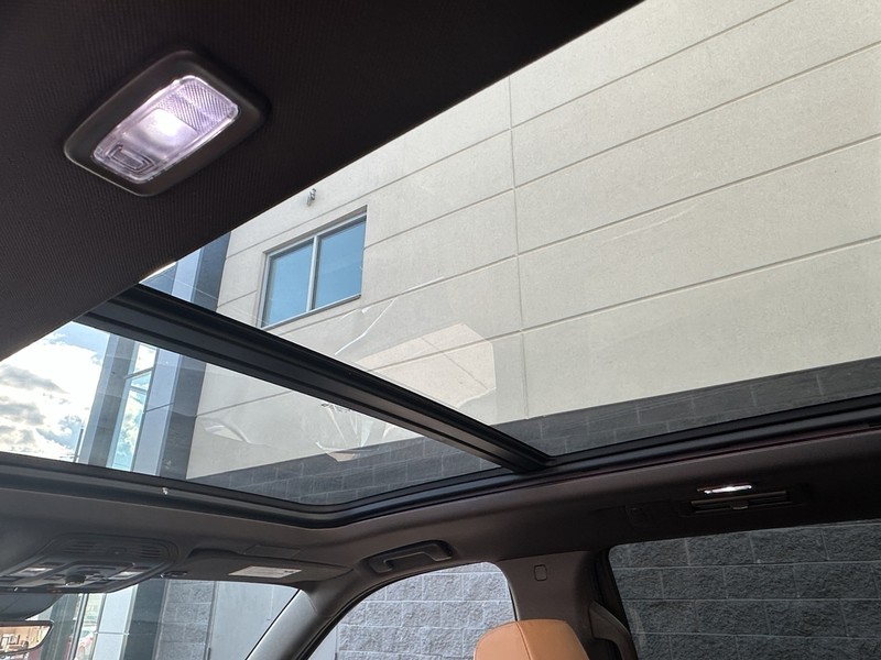 Cadillac Escalade Vehicle Full-screen Gallery Image 08