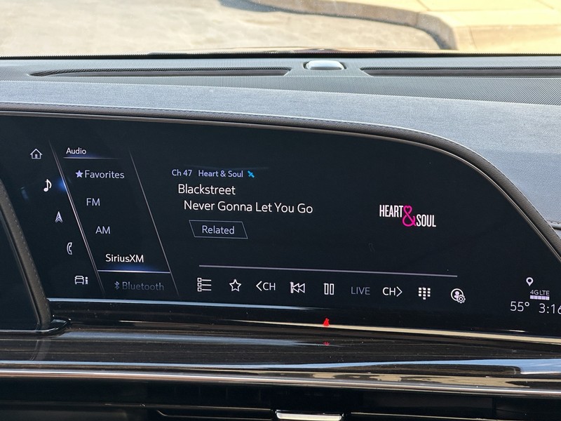 Cadillac Escalade Vehicle Full-screen Gallery Image 11