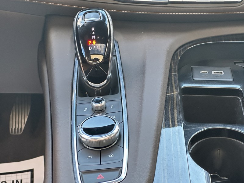 Cadillac Escalade Vehicle Full-screen Gallery Image 12