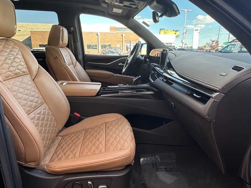 Cadillac Escalade Vehicle Full-screen Gallery Image 15