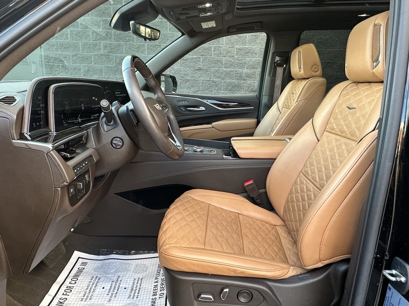 Cadillac Escalade Vehicle Full-screen Gallery Image 16