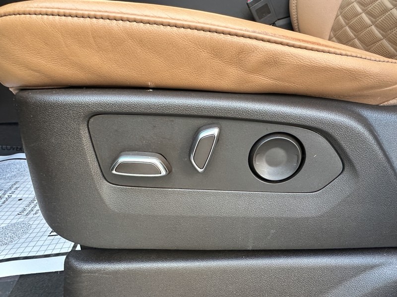 Cadillac Escalade Vehicle Full-screen Gallery Image 17