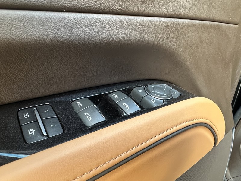 Cadillac Escalade Vehicle Full-screen Gallery Image 19