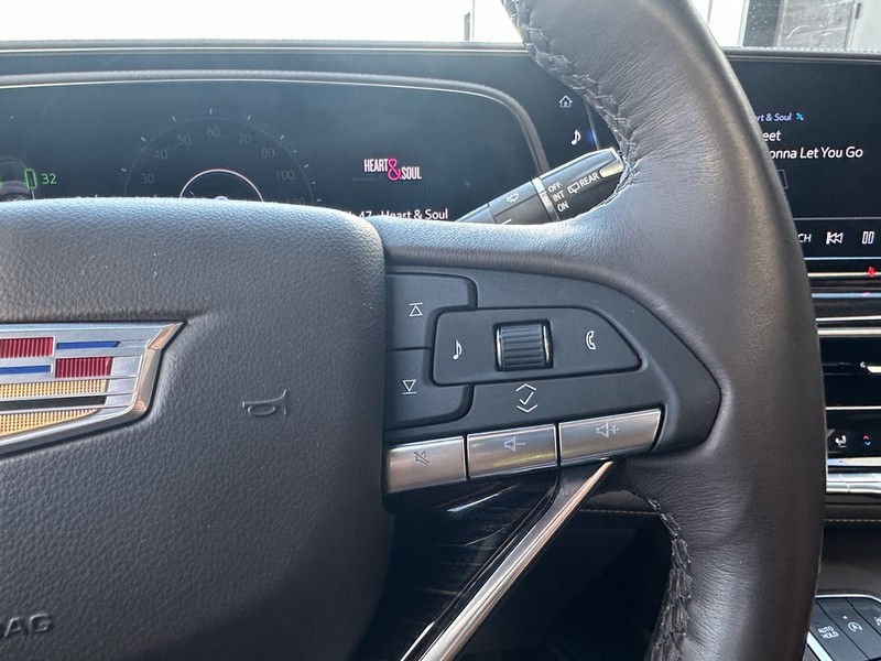 Cadillac Escalade Vehicle Full-screen Gallery Image 22