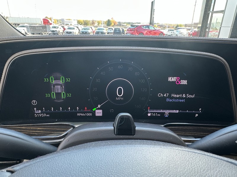 Cadillac Escalade Vehicle Full-screen Gallery Image 23