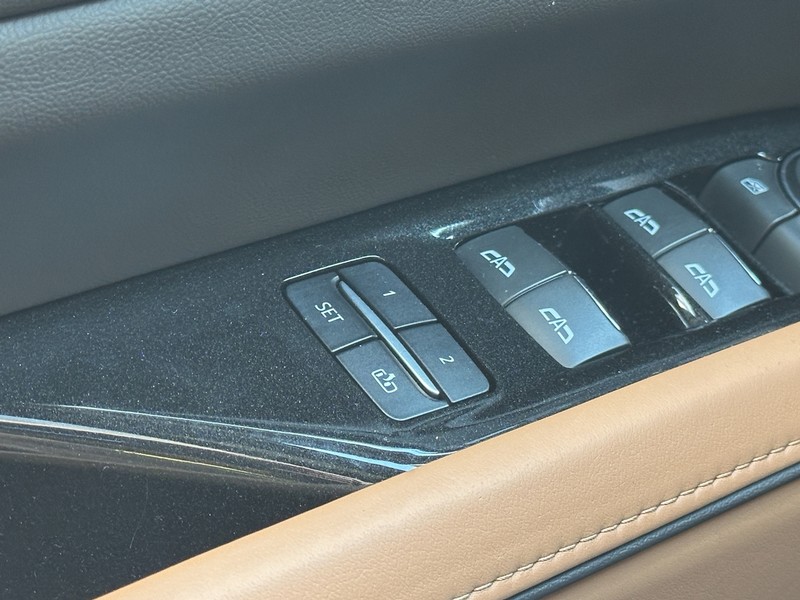 Cadillac Escalade Vehicle Full-screen Gallery Image 24