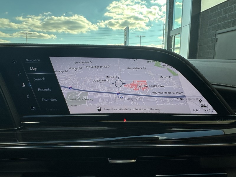 Cadillac Escalade Vehicle Full-screen Gallery Image 25