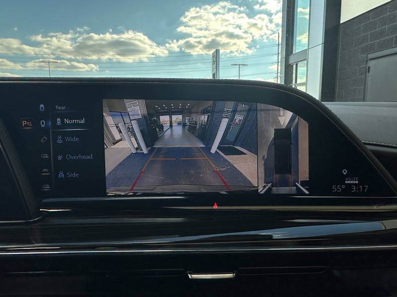 Cadillac Escalade Vehicle Full-screen Gallery Image 26