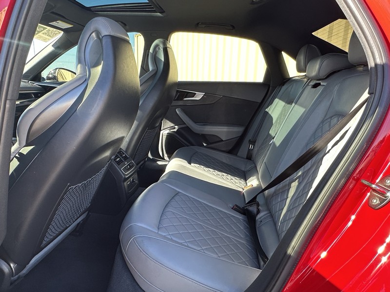 Audi S4 Sedan Vehicle Full-screen Gallery Image 10