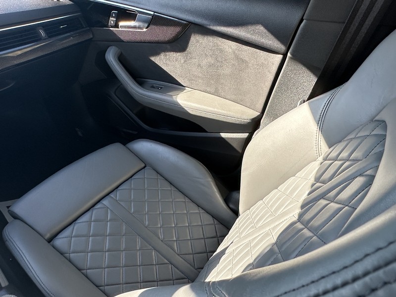 Audi S4 Sedan Vehicle Full-screen Gallery Image 17