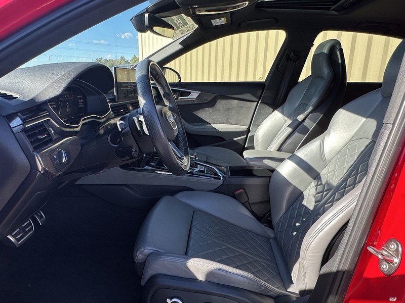 Audi S4 Sedan Vehicle Full-screen Gallery Image 19