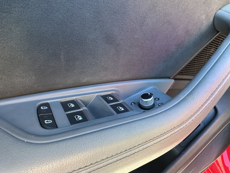 Audi S4 Sedan Vehicle Full-screen Gallery Image 22