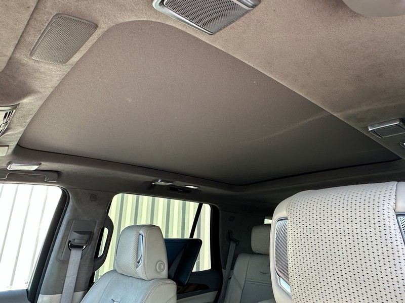 Cadillac Escalade Vehicle Full-screen Gallery Image 04