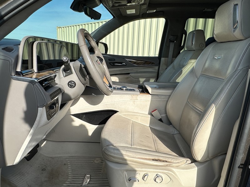 Cadillac Escalade Vehicle Full-screen Gallery Image 05