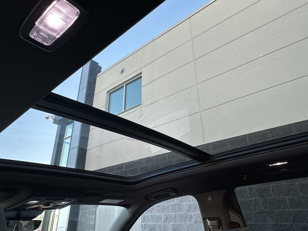 Cadillac Escalade Vehicle Full-screen Gallery Image 08