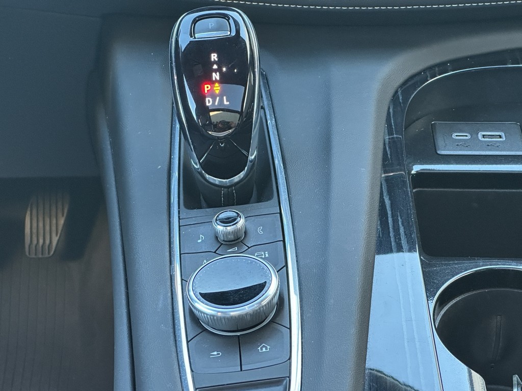 Cadillac Escalade Vehicle Full-screen Gallery Image 12