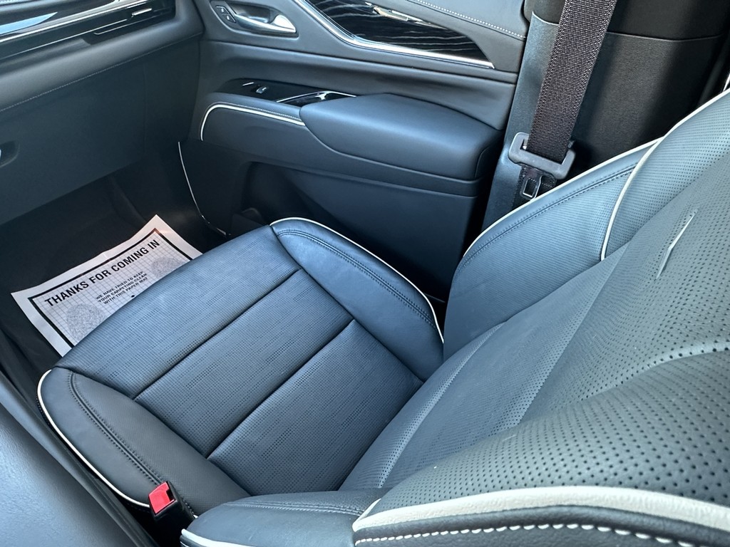 Cadillac Escalade Vehicle Full-screen Gallery Image 13