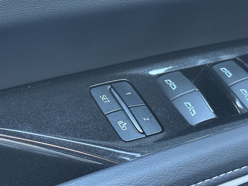 Cadillac Escalade Vehicle Full-screen Gallery Image 24