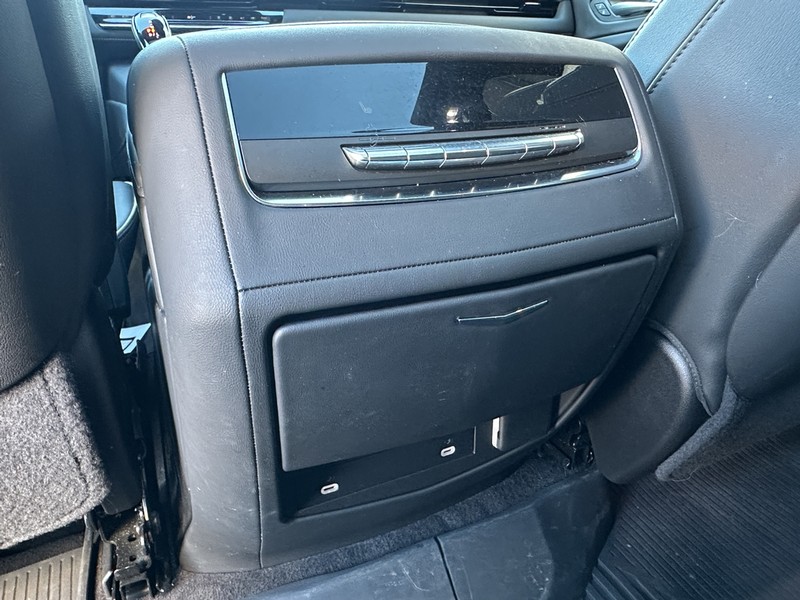 Cadillac Escalade Vehicle Full-screen Gallery Image 07