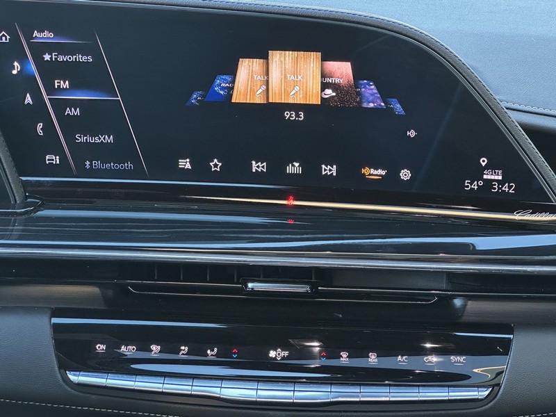 Cadillac Escalade Vehicle Full-screen Gallery Image 11