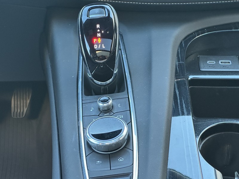 Cadillac Escalade Vehicle Full-screen Gallery Image 12