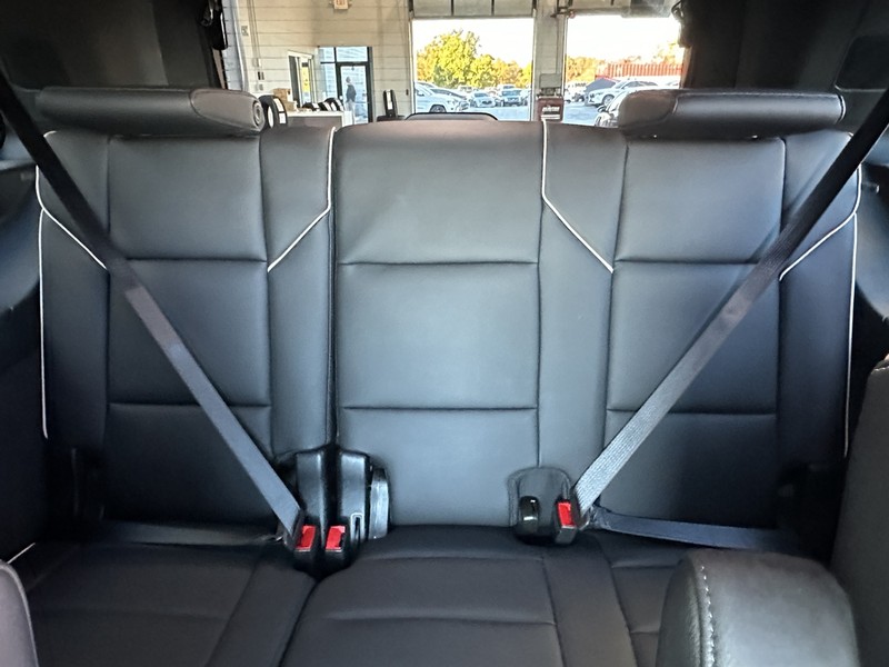 Cadillac Escalade Vehicle Full-screen Gallery Image 14