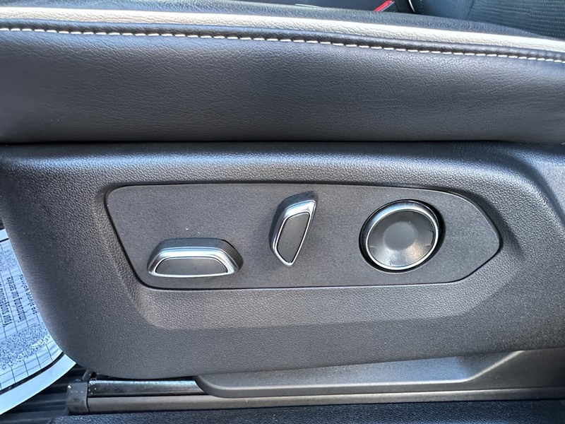 Cadillac Escalade Vehicle Full-screen Gallery Image 17