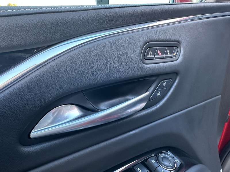 Cadillac Escalade Vehicle Full-screen Gallery Image 18