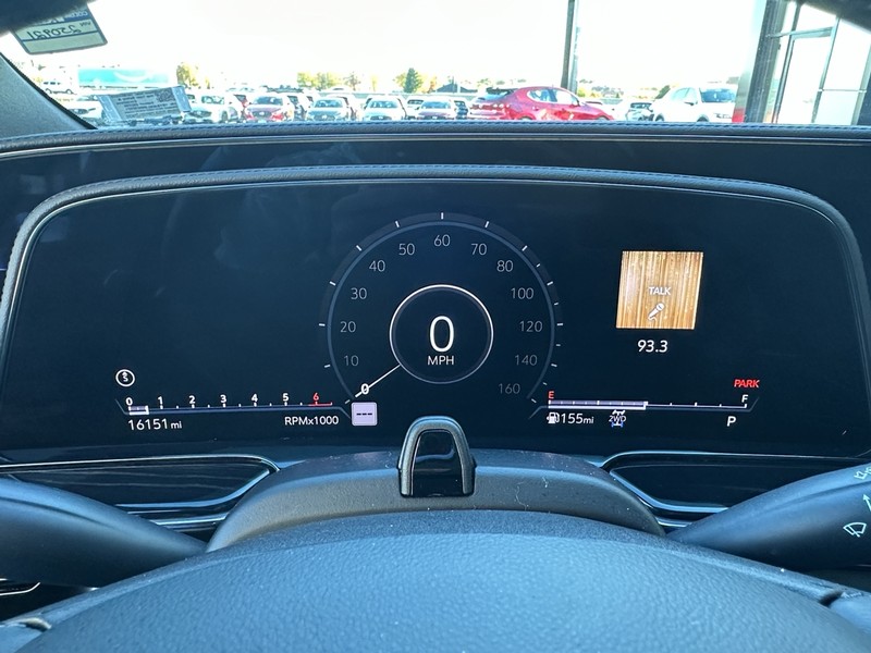 Cadillac Escalade Vehicle Full-screen Gallery Image 23