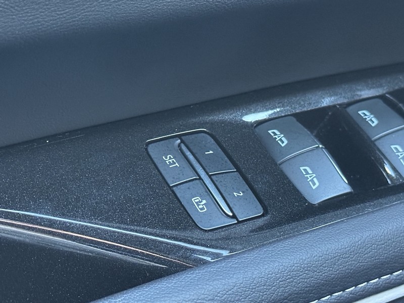 Cadillac Escalade Vehicle Full-screen Gallery Image 24