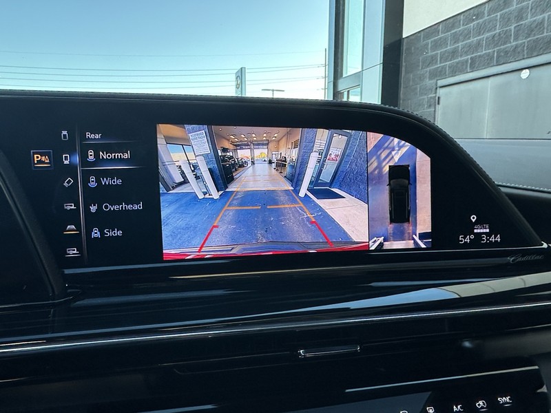 Cadillac Escalade Vehicle Full-screen Gallery Image 26