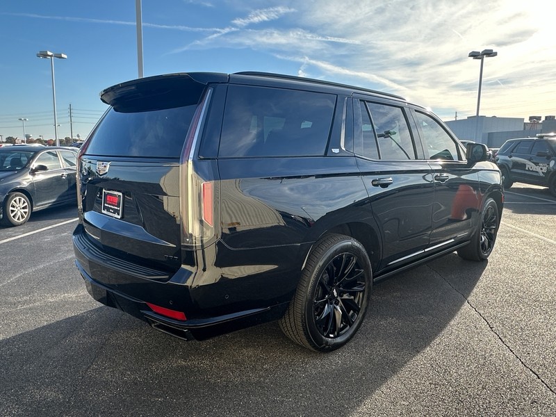 Cadillac Escalade Vehicle Full-screen Gallery Image 05