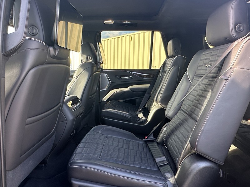 Cadillac Escalade Vehicle Full-screen Gallery Image 10