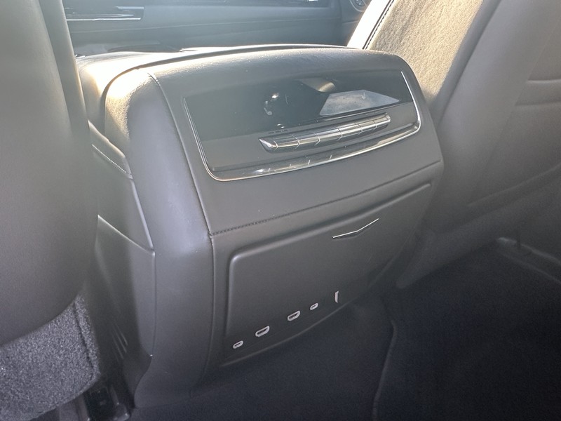 Cadillac Escalade Vehicle Full-screen Gallery Image 11