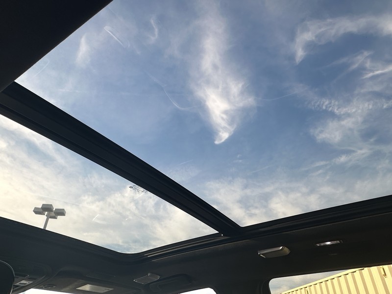 Cadillac Escalade Vehicle Full-screen Gallery Image 12