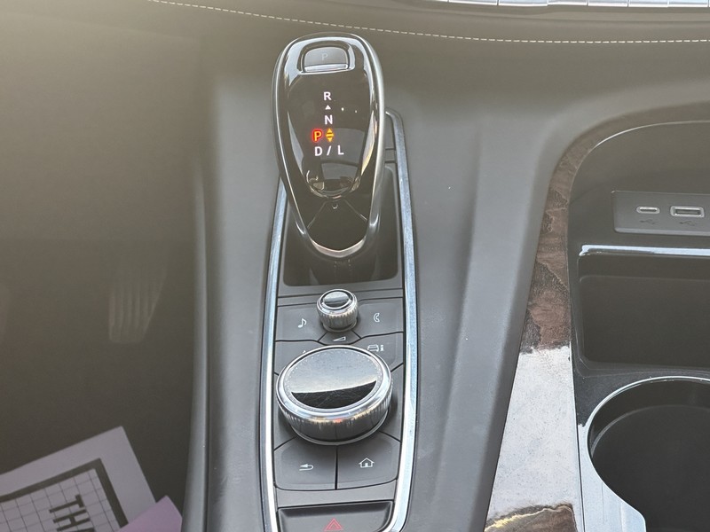 Cadillac Escalade Vehicle Full-screen Gallery Image 16