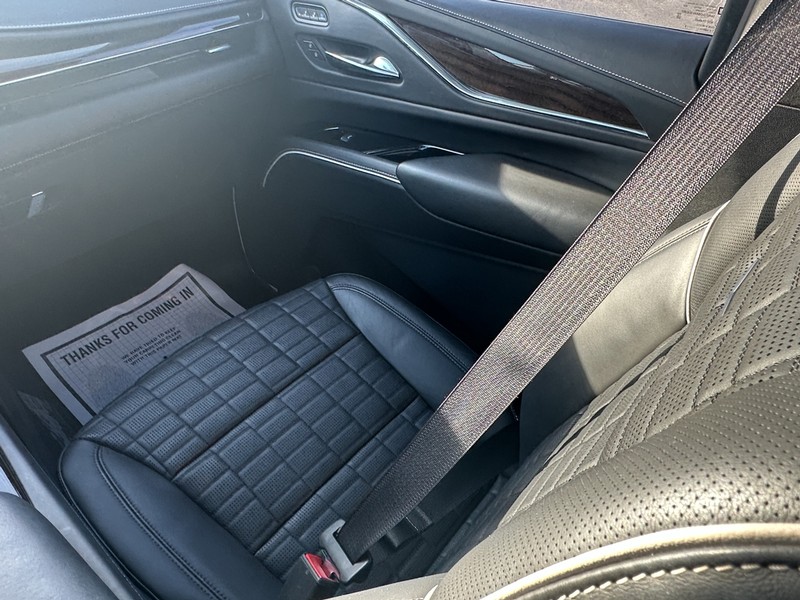 Cadillac Escalade Vehicle Full-screen Gallery Image 17