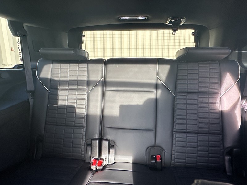 Cadillac Escalade Vehicle Full-screen Gallery Image 18