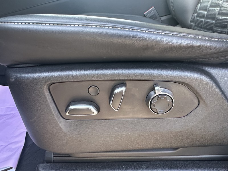 Cadillac Escalade Vehicle Full-screen Gallery Image 21