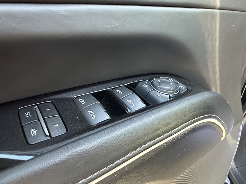 Cadillac Escalade Vehicle Full-screen Gallery Image 23